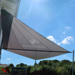 Motorisches Sonnensegel Soliday-C an Holzhaus Motorisches Sonnensegel Soliday-C vor blauem Himmel an Holzhaus