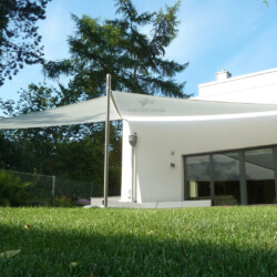 Rollup-Segel Soliday-C an Haus in modernem Bauhausstil Rollup-Segel Soliday-C mit Edelstahlmasten / Haus in modernem Bauhausstil