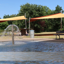 Sonnensegel auf Liegewiese in Freibad Waldbad-Alt-Garge motorische Sonnensegel Soliday-C