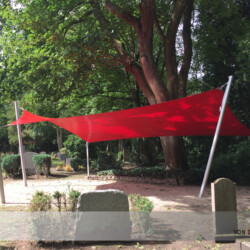Wetterschutz auf einem Friedhof Das fest verspannte Wetterschutzsegel auf dem Friedhof Hamburg-Tonndorf bietet einer Menge Gäste Schutz.