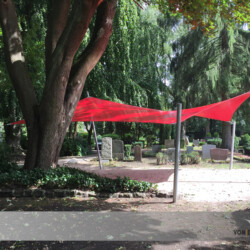 Wetterschutzsegel für Trauerfeiern Das fest verspannte Wetterschutzsegel auf dem Friedhof Hamburg-Tonndorf bietet einer Menge Gäste Schutz.