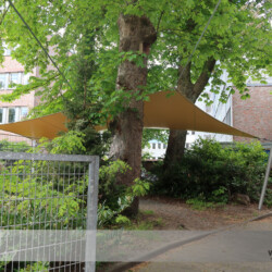 Wetterschutzsegel in Werkstätte für Menschen mit Behinderung Diese Hamburger Einrichtung bietet Arbeits- und Ausbildungsplätze für Menschen mit Behinderung und geschützte Aufenthaltsbereiche im Freien.