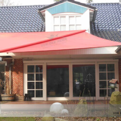 Luftiges Sonnensegel durch Befestigung über Dach Motorisch Aufrollbares Sonnensegel mit abgekröpftem Mast und Befestigung auf dem Dach