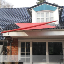 Sonnensegel mit Befestigung an Dacherker Motorisch Aufrollbares Sonnensegel mit abgekröpftem Mast und Befestigung auf dem Dach