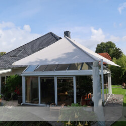 Sonnensegel zur Wintergartenbeschattung Dieses automatisierte Rollup-Segel schützt den Wintergarten vor aufheizende Sonnenstrahlen