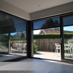 Senkrechtmarkise ROMA ZIP-Screen -Innenansicht Senkrechtmarkise ROMA ZIP-Screen teildurchsichtig. Etwas heruntergefahren.