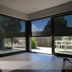 Senkrechtmarkise ROMA ZIP-Screen -Innenansicht Senkrechtmarkise ROMA ZIP-Screen teildurchsichtig. Halb geschlossen.