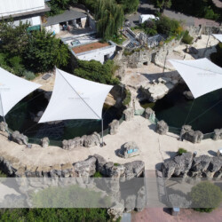 Große Sonnensegel in Zoo Frankfurt Große Sonnensegel in Zoo über Robben- und Seebärengehege im Zoo Frankfurt am Main