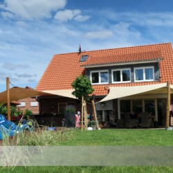 Saisonsegel auf Robinienmasten Sonnensegel für Rundum-Schutz auf Terrasse und am Pool