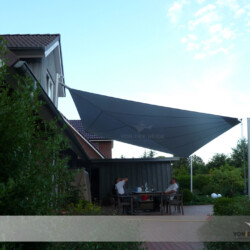 Sonnensegel mit Dachbefestigung Sonnensegel, welches mittels Masten auf dem Dach eines Einfamilienhauses montiert ist.