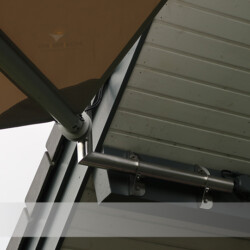 Sonnensegel Dachüberstand-Montage Montage eines elektrischen Sonnnensegels SunFurl an einem Dachüberstand