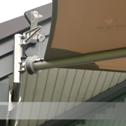 Sonnensegel Dachüberstand-Montage Montage eines elektrischen Sonnnensegels SunFurl an einem Dachüberstand