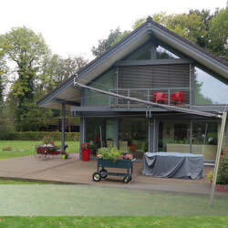 Eingerolltes Sonnensegel Elektrisches Sonnnensegel SunFurl RE - eingerollt