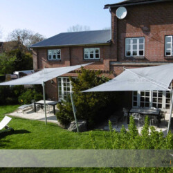 Manuell aufrollbare Sonnensegel an Ferienhaus Manuell aufrollbare Sonnensegel an Ferienhaus auf Fehmarn
