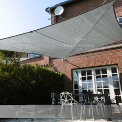 Luftiges Segeltuch Austronet 950 Farbe Stone Manuelles Wickelsegel (Rollup-Segel) an Ferienhaus auf Fehmarn