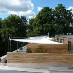 Sonnensegel auf Dachterrassen in Hamburg Altona Sonnensegel auf Dachterrassen, bei denen die Masten in Zäune integriert sind