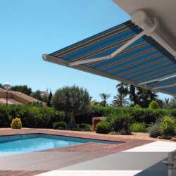 markilux Designmarkise markilux Designmarkise über einer Terrasse mit Pool