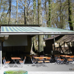 Sonnen- und Wetterschutz Waldgaststätte Walsrode 2 Gekoppelte markilux-Pergola-Markisen auf einem breiten Stahlgestell für die Restaurant- und Eventfläche der Waldgaststätte