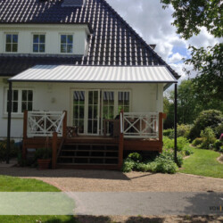 Schwebemarkise auf Hochterrasse markilux Pergola-Markise mit Aufdachmontage für gesicherten Regenablauf und kühleres Klima unter dem Tuch