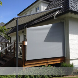 Seitenmarkise Markilux und Schwebemarkise Seitenmarkise Markilux an einer Hochterrasse. Darüber eine markilux Pergola- / Schwebemarkise