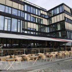 markilux Pergola-Markisen Mehrere gekoppelte markilux Pergola-Markisen auf einer langen Restaurant-Terrasse