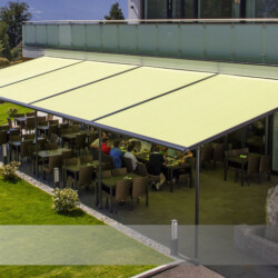 Lange Restaurant-Terrasse mit markilux Pergola-Markisen Vier Pergola-Markisen als Sonnen- und Regenschutz auf einer Gastronomie-Terrasse