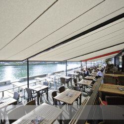 Restaurant-Terrasse unter Pergola-Markisen Auf einer langen Restaurant-Terrasse mit mehreren gekoppelten Pergola-Markisen von markilux