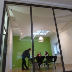 Schallschutzsegel in einem Besprechnungsraum Deko-Segel als Schallschutz in einem Besprechungsraum eines Gewerbeobjektes.