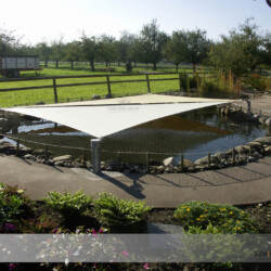 Sonnenschutzsegel über Fischteich Schutzsegel über Teich für Fische wie Kois, Goldfische und sonstige Wassertiere